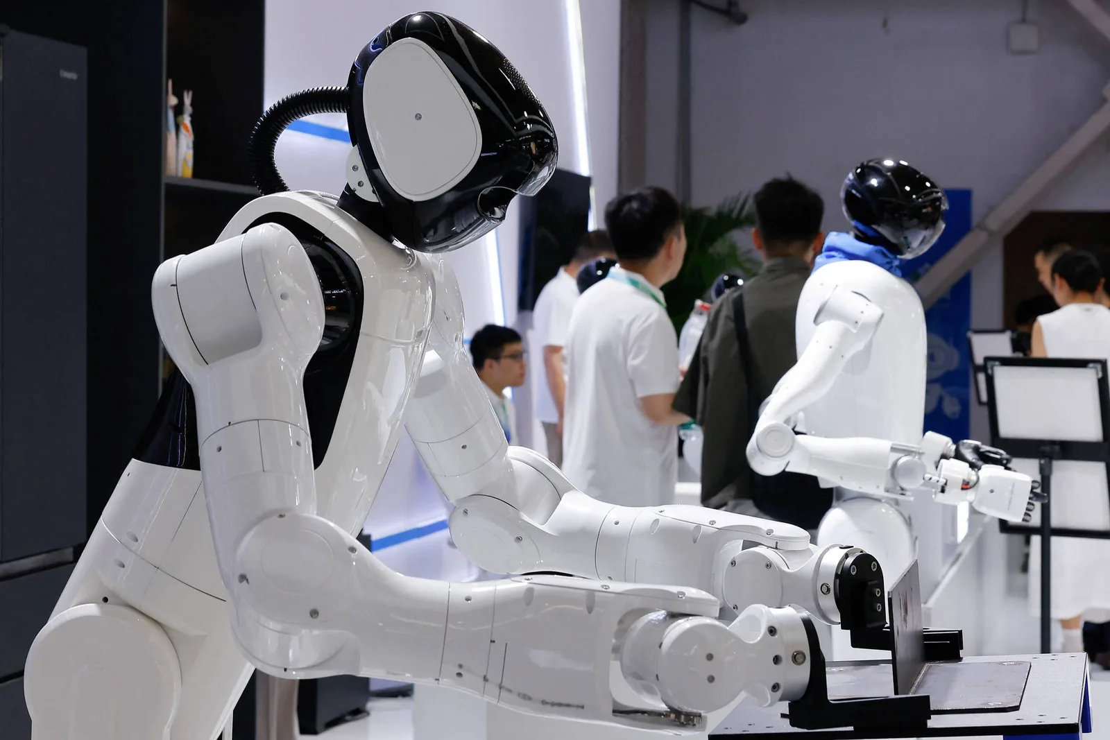 Robôs humanoides chineses avançam com apoio estatal, mas uso industrial segue em teste