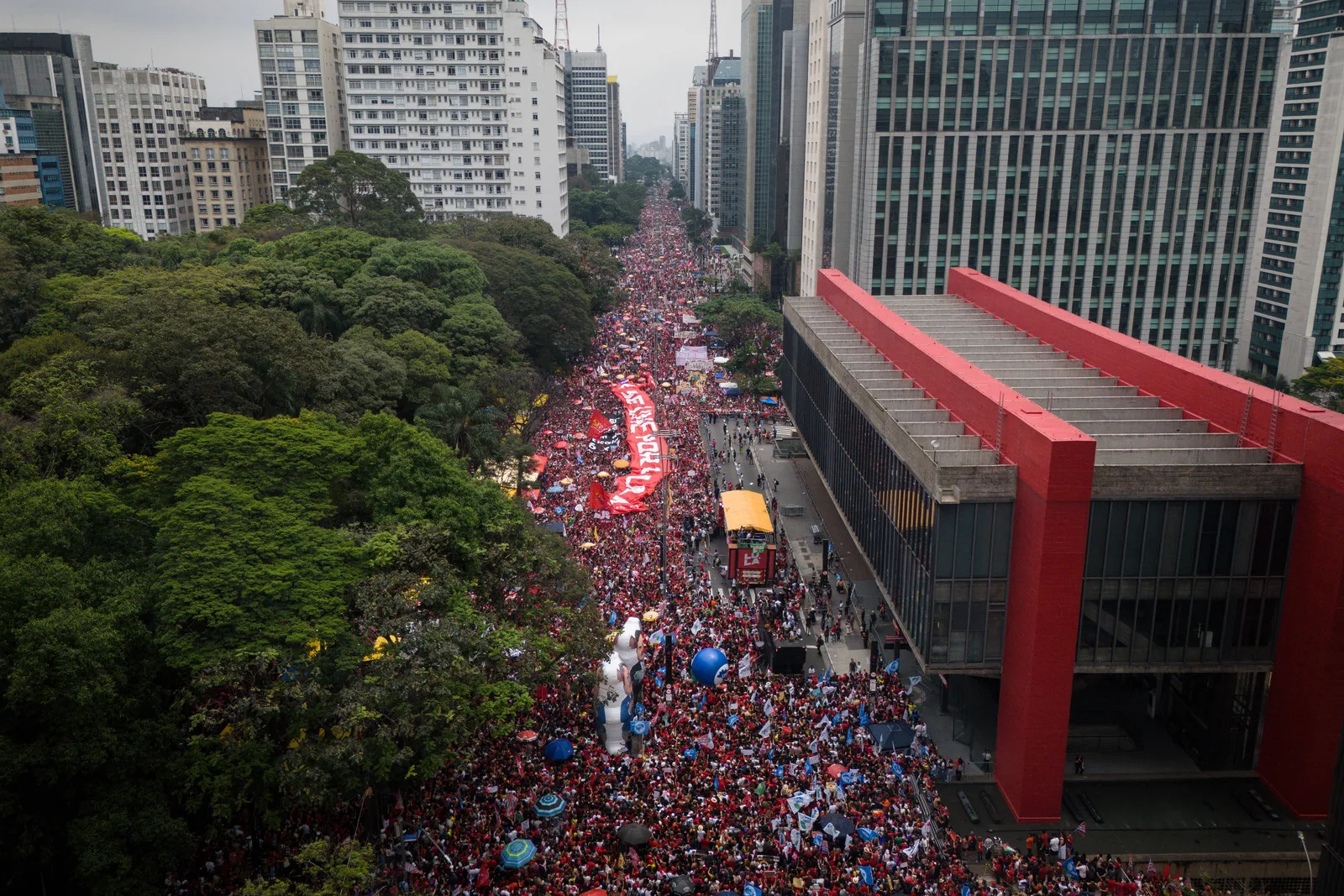 Lula mira jovens e mobilização da militância em ato na avenida Paulista