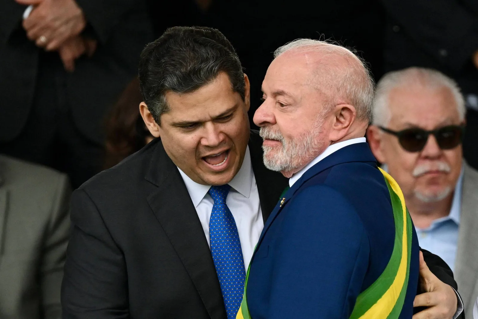 Senado vota proposta que reduz jornada e prevê duas folgas semanais