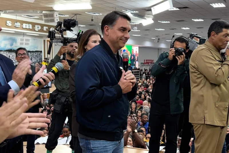 Igrejas e eleição expõem limites da propaganda para Flávio Bolsonaro