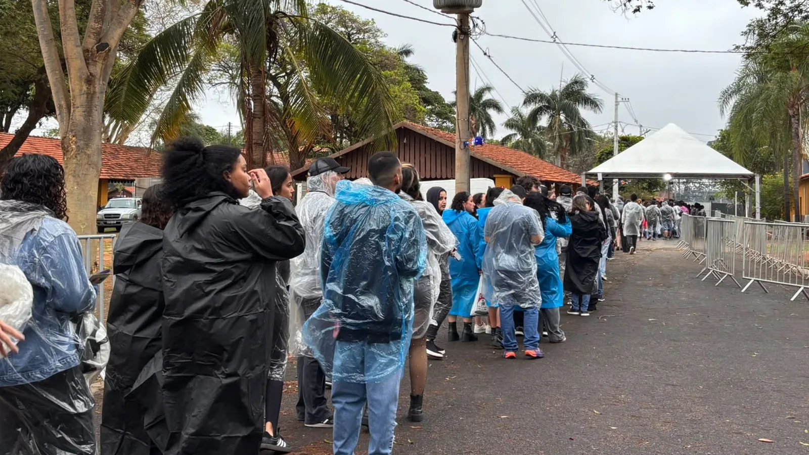 Fãs enfrentam chuva e horas de espera por show do Maroon 5 em Rio Preto