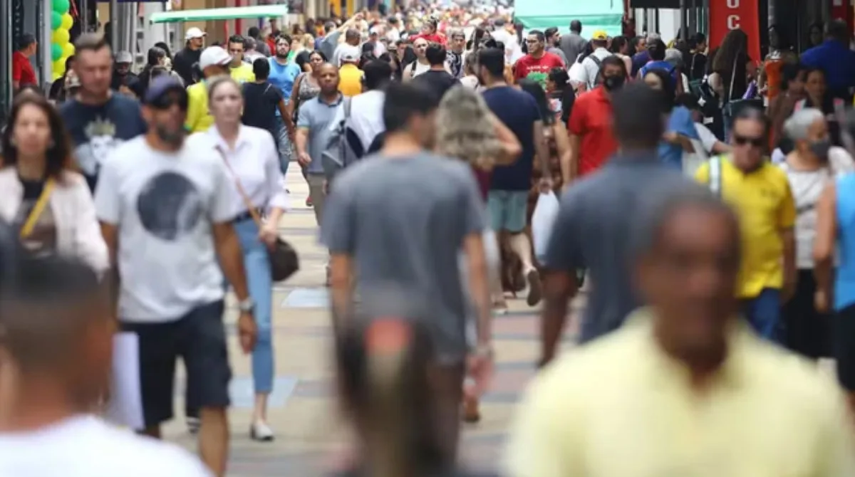 Emprego atinge recorde, mas inadimplência chega ao maior nível da série