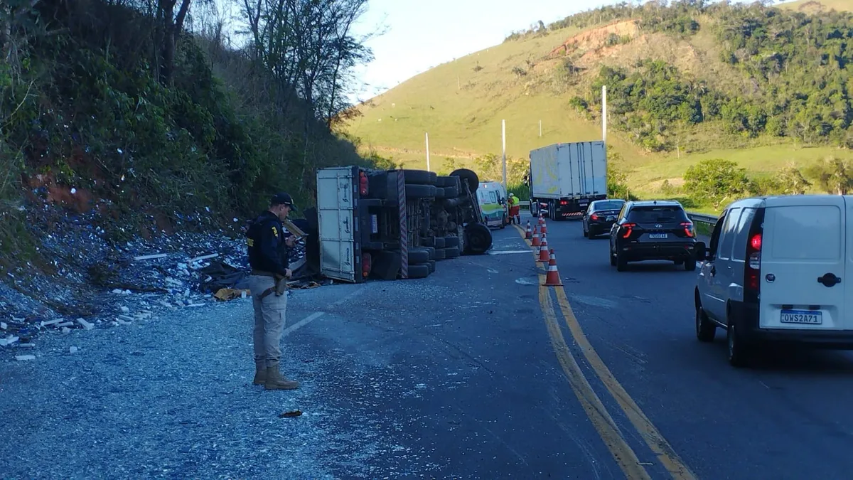 Carreta com carga de vidro tomba na BR-116, em Leopoldina