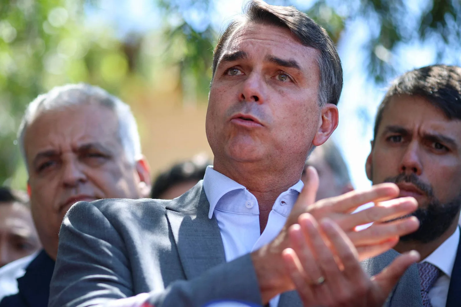 Flávio Bolsonaro propõe compra de dívidas e pausa em parcelas