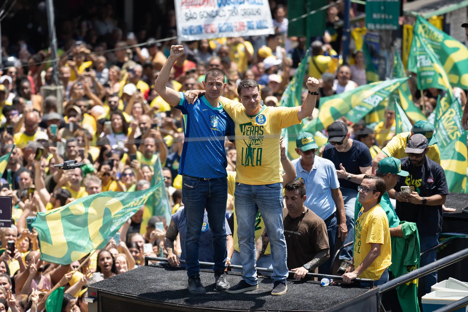 Flávio Bolsonaro atribui eventual vitória a quem tentou calar seu pai