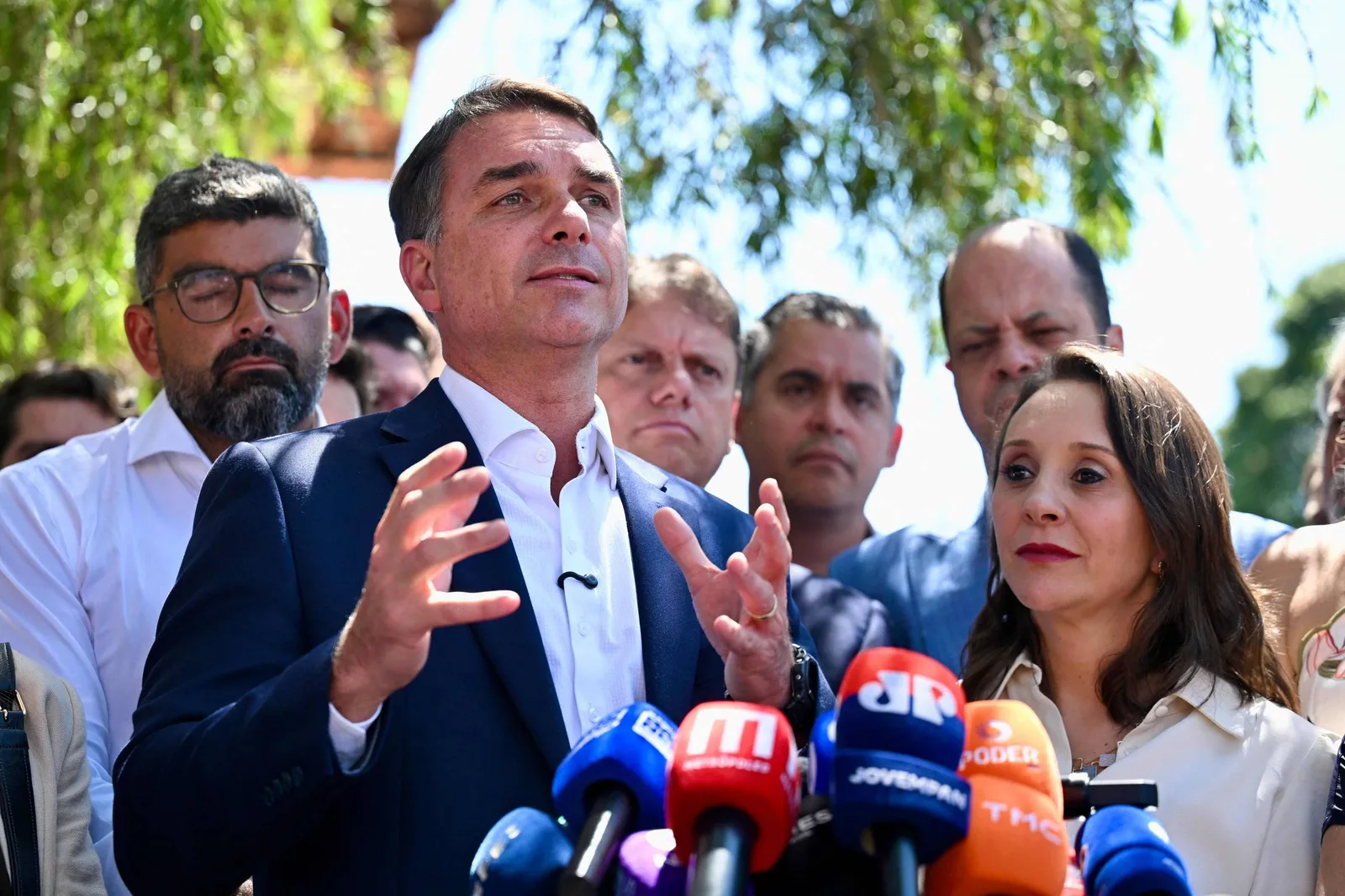 Apoio a Flávio Bolsonaro acelera disputa por cargos em eventual governo