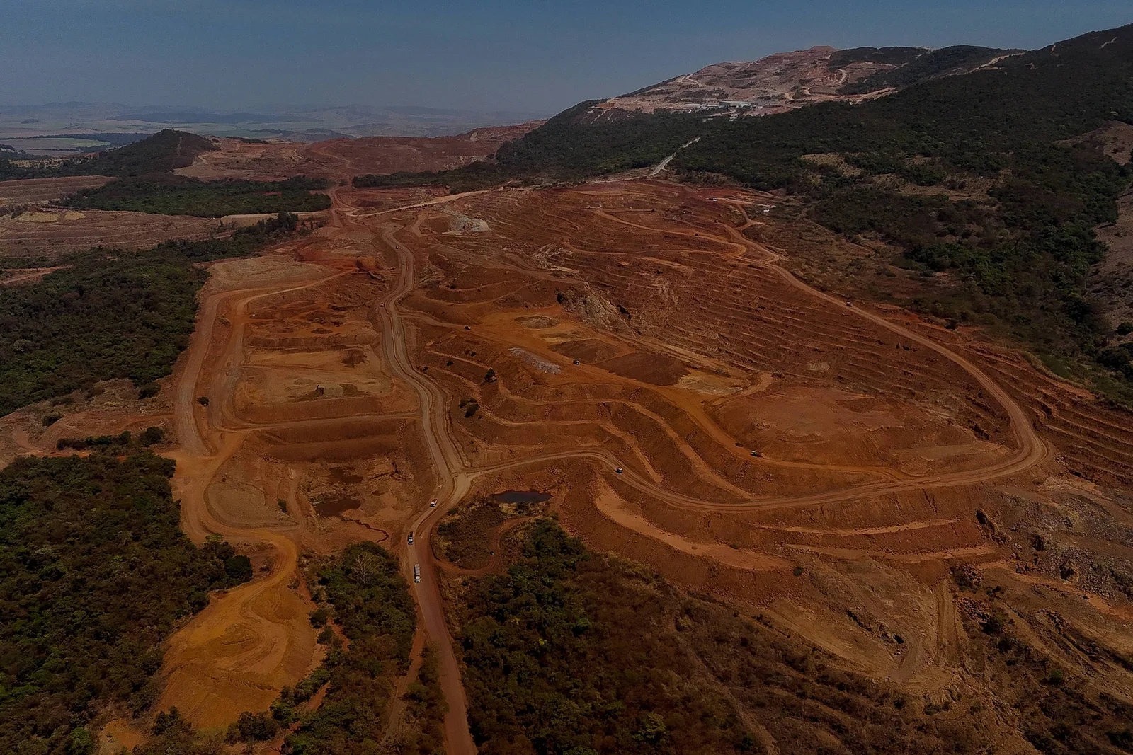 Frete marítimo reduz margens e força cortes em mineradoras brasileiras