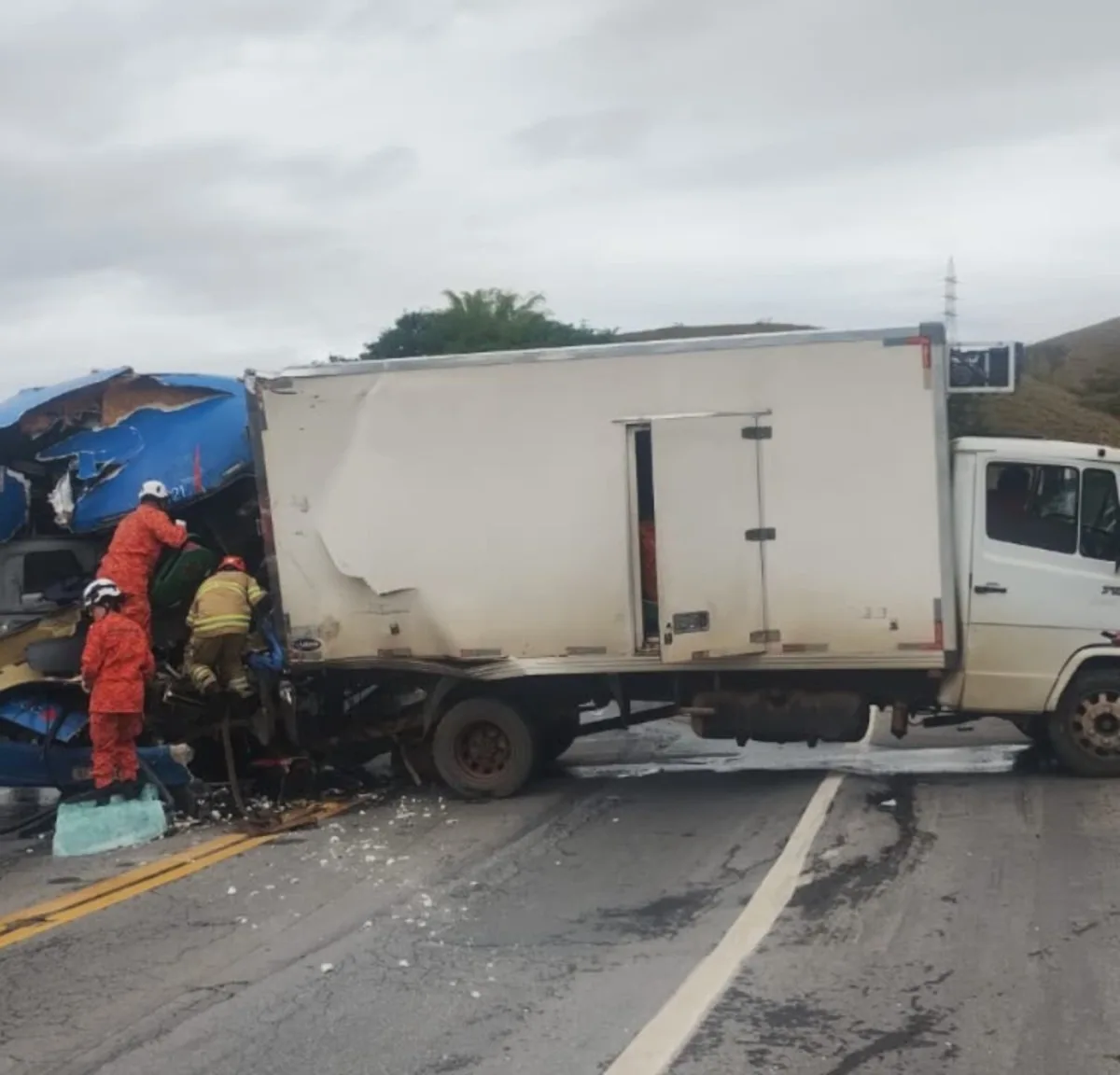 Colisão na BR-393 deixa uma pessoa morta e bloqueia pista em Três Rios
