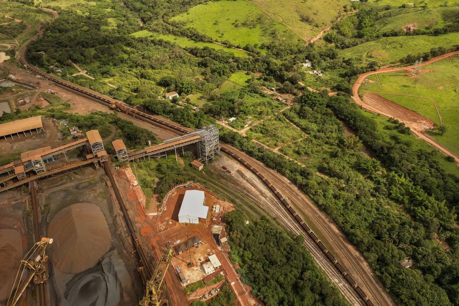 CSN recua após mineração reduzir previsão de produção para 2026