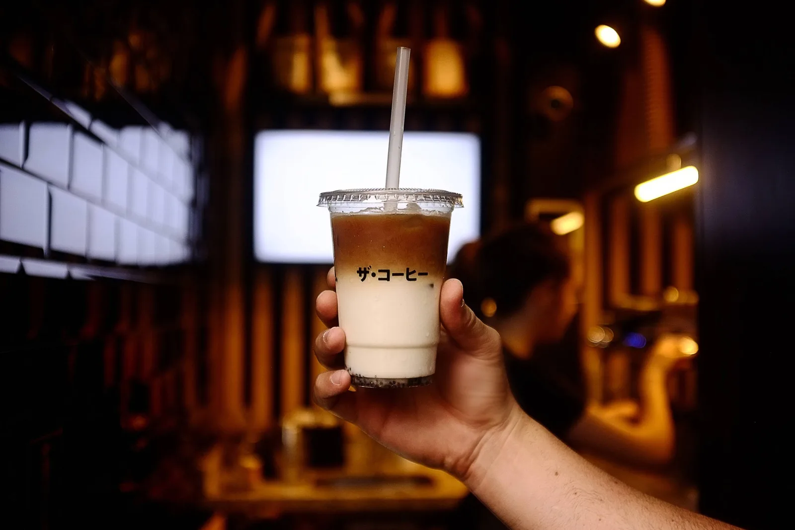 Café gelado em entrevista vira debate sobre regras não escritas do trabalho