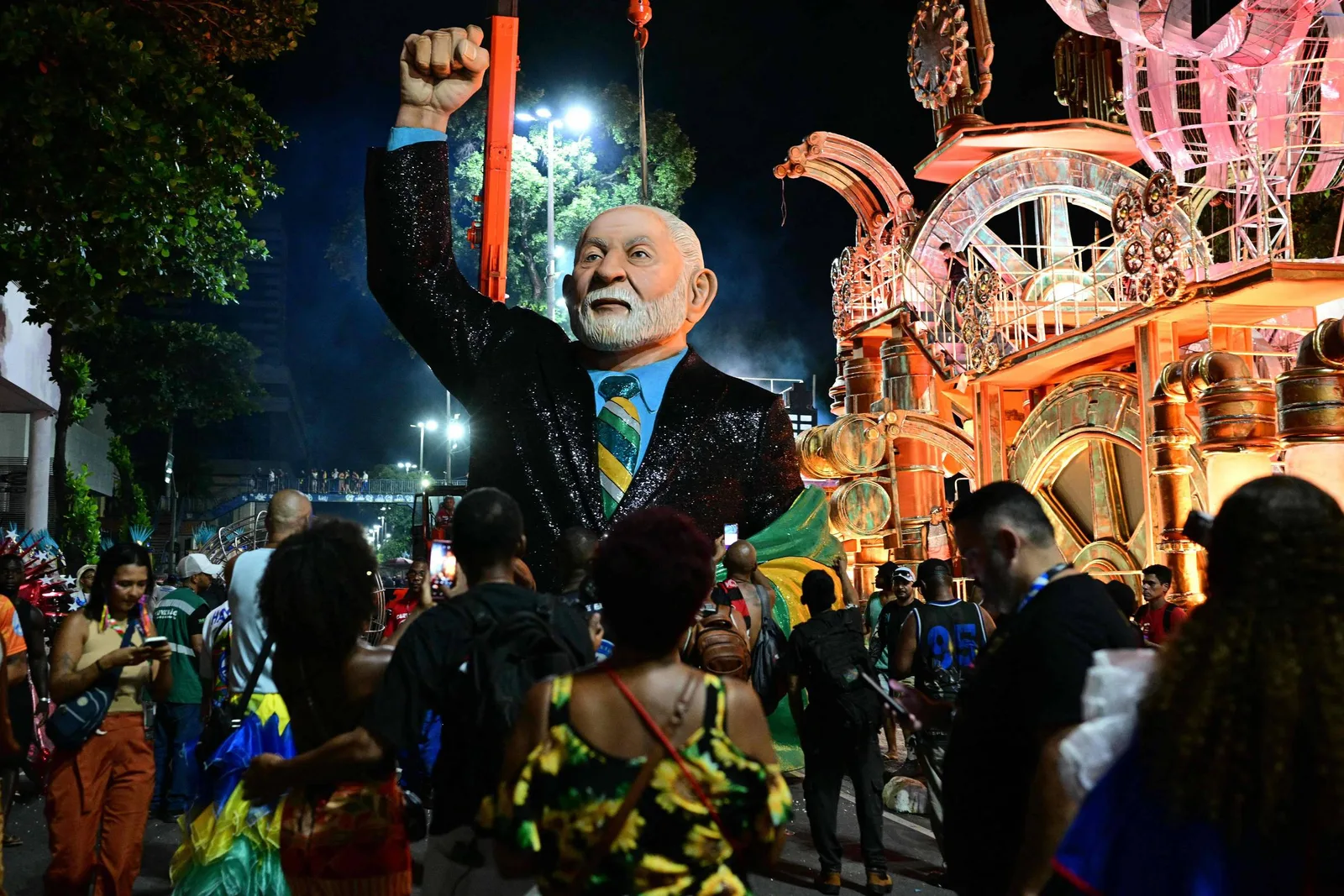 TSE abre processo sobre desfile que homenageou Lula no Carnaval de 2026