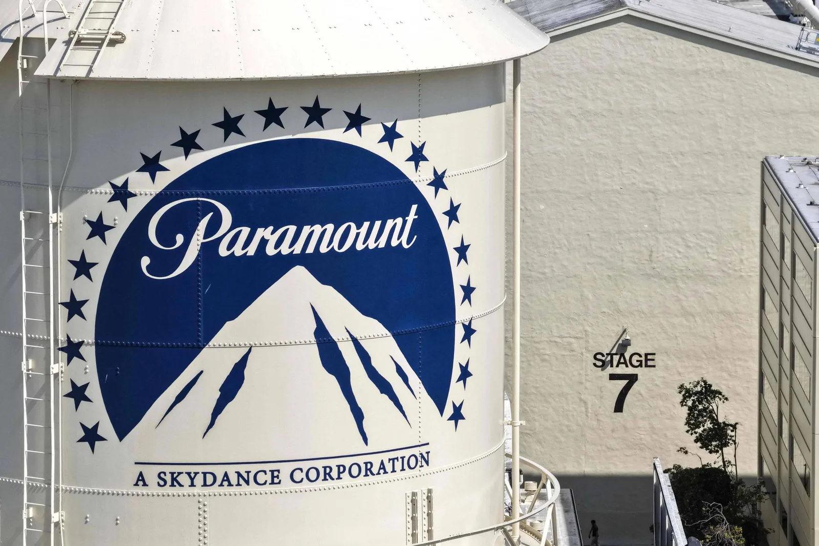 Paramount planeja captar US$ 7,5 bilhões para compra da Warner