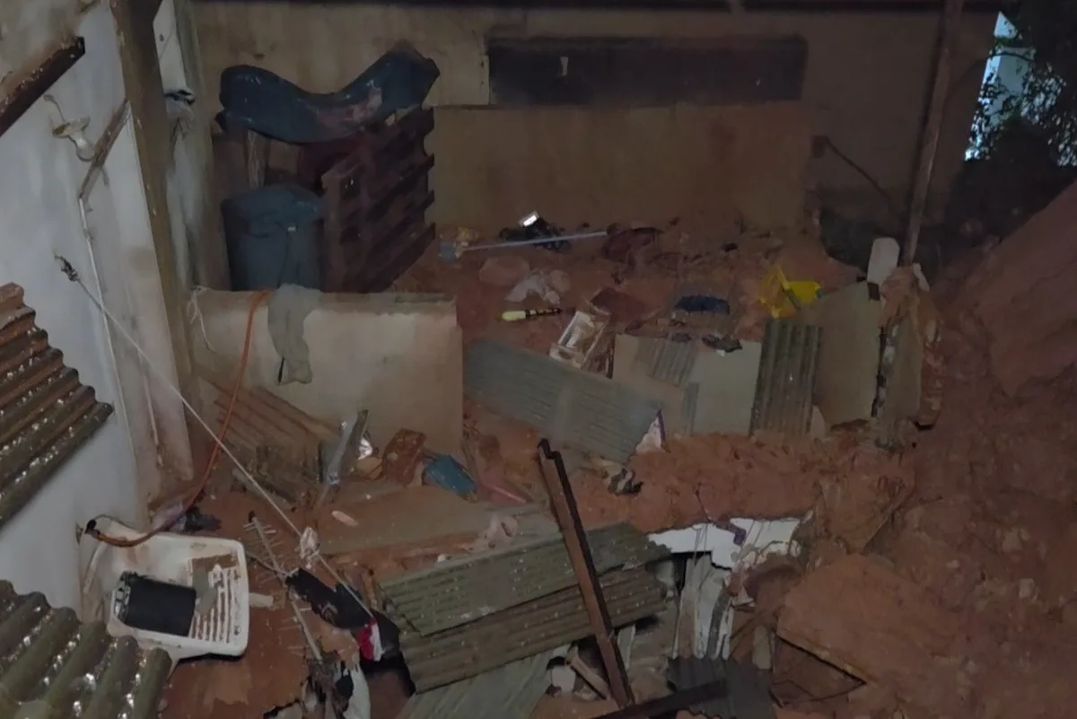 Deslizamento atinge três casas e desaloj​a 15 pessoas em Macaé