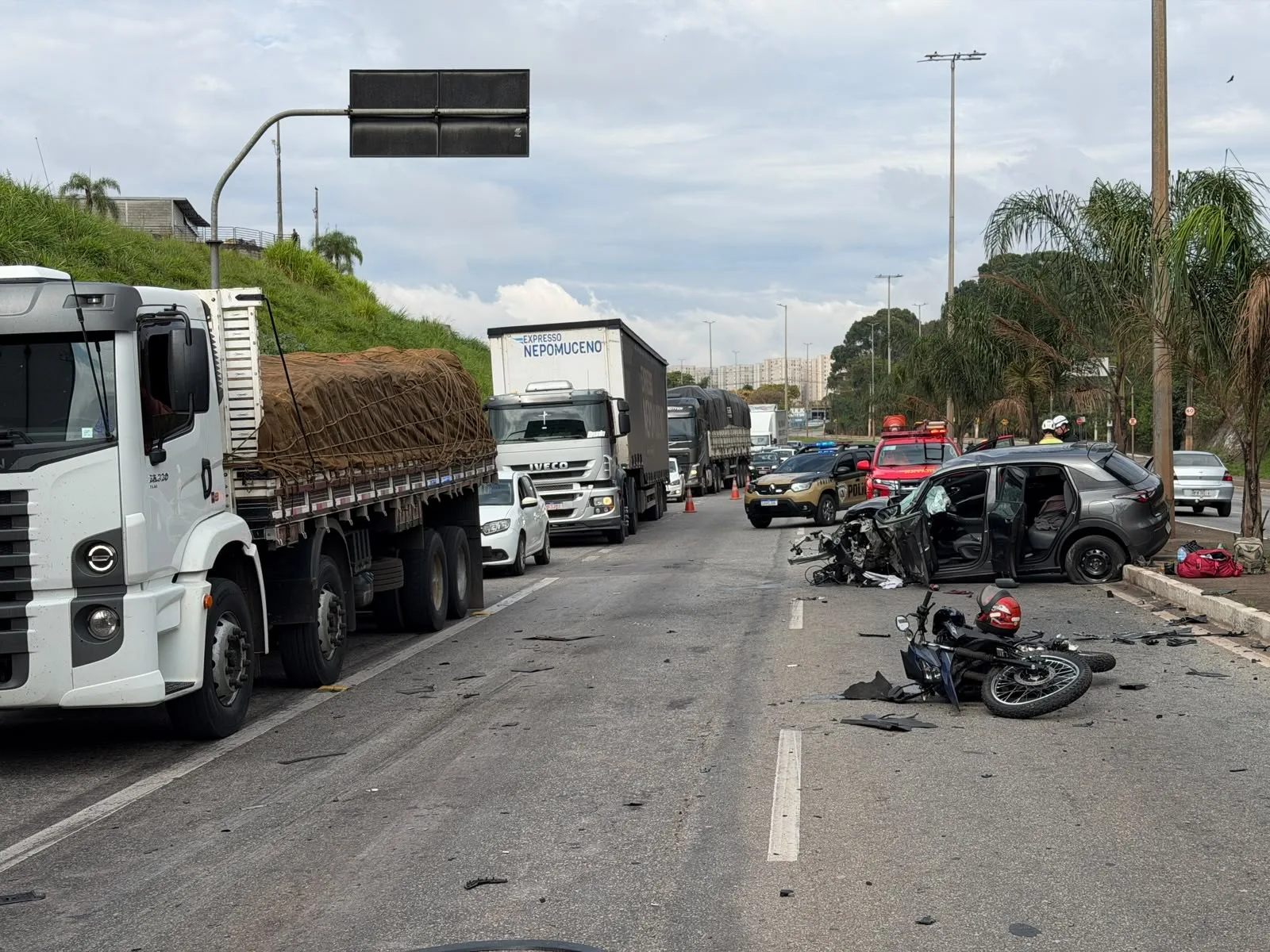 Batida na Via Expressa, em Contagem, deixa motociclista e ocupantes feridos