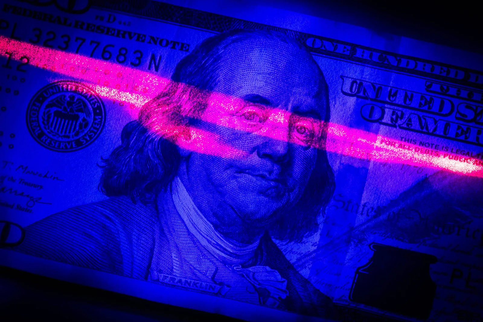 Dólar sobe com petróleo em alta e mercado atento à inflação e eleições