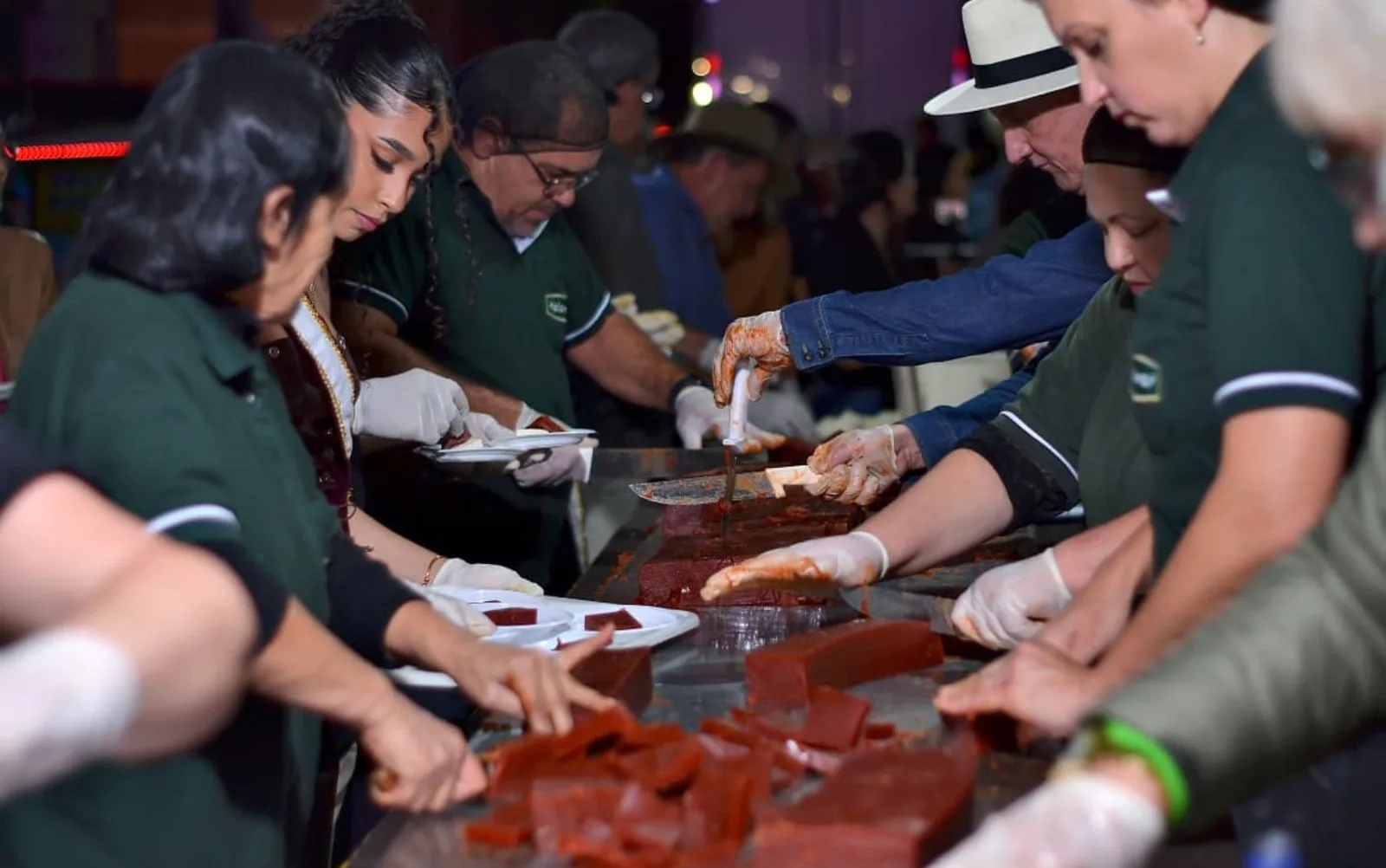 Brazópolis celebra aniversário com distribuição de queijo e goiabada