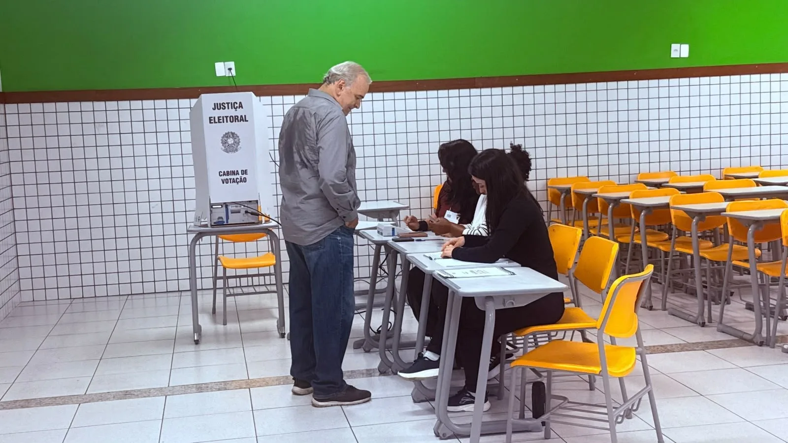 Júlio Delgado vota em Juiz de Fora e sinaliza neutralidade no segundo turno