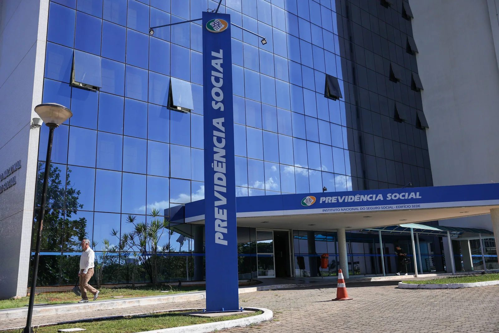STF confirma competência do INSS para limitar juros do consignado