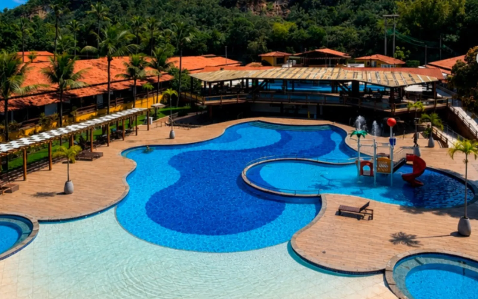 Vigilância Sanitária coleta amostras após hóspedes passarem mal em resort na Bahia
