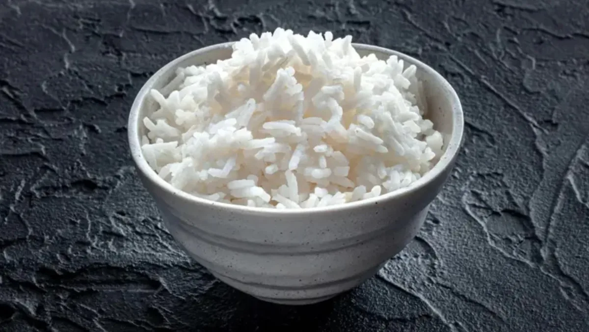 Lavar o arroz muda a textura? Estudos indicam que não