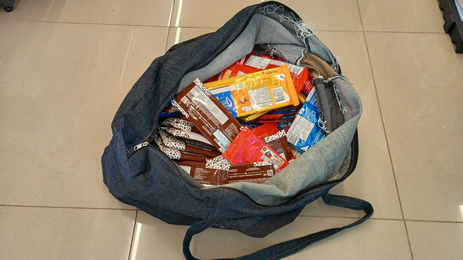 Homem é preso após tentar levar 124 barras de chocolate de farmácia em Uberlândia