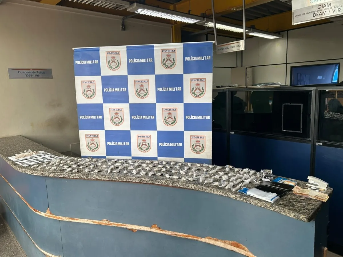 Polícia detém três homens com drogas e dinheiro em Barra Mansa