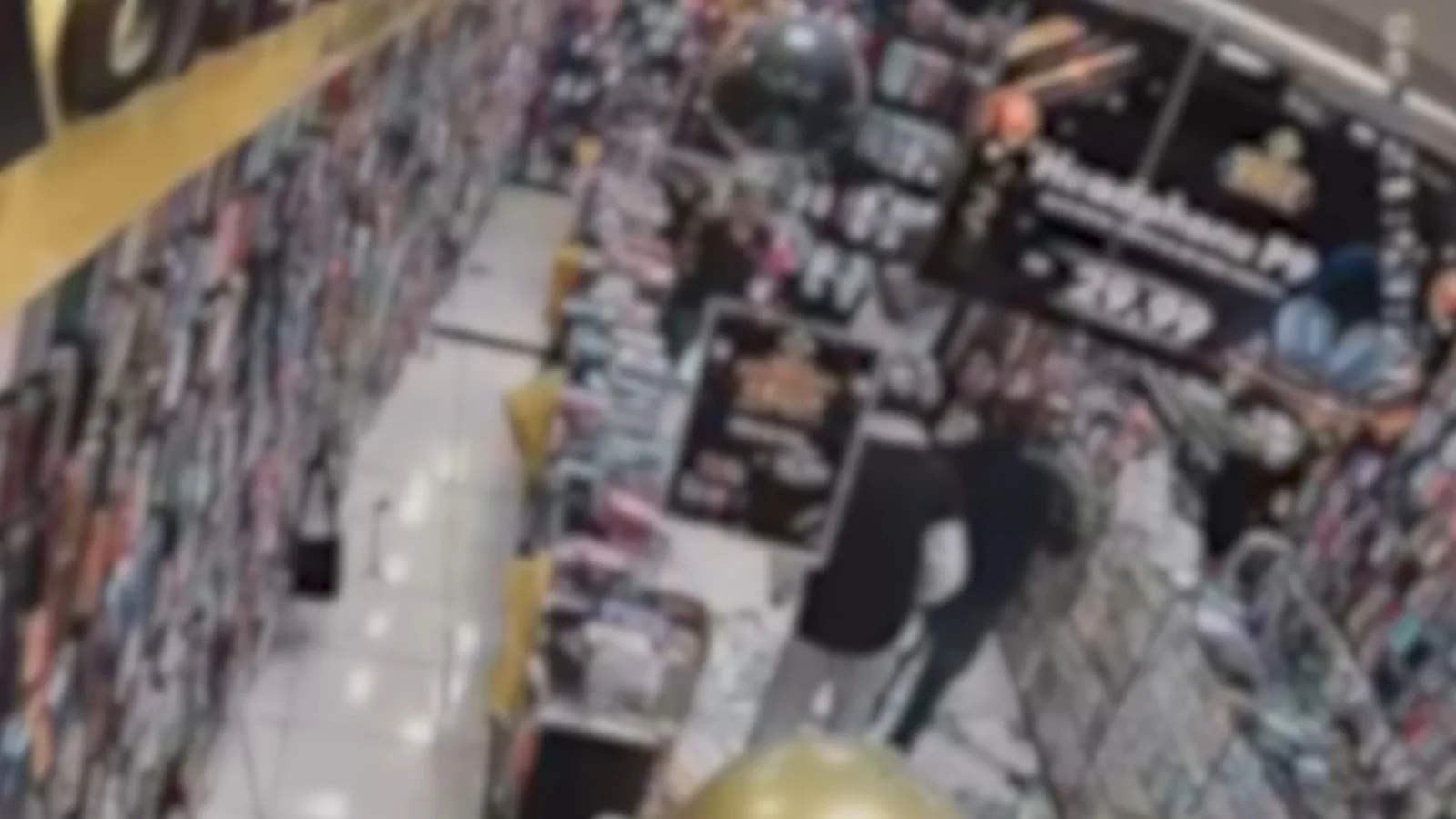 Câmera registra assalto com vítimas rendidas por menos de dois minutos