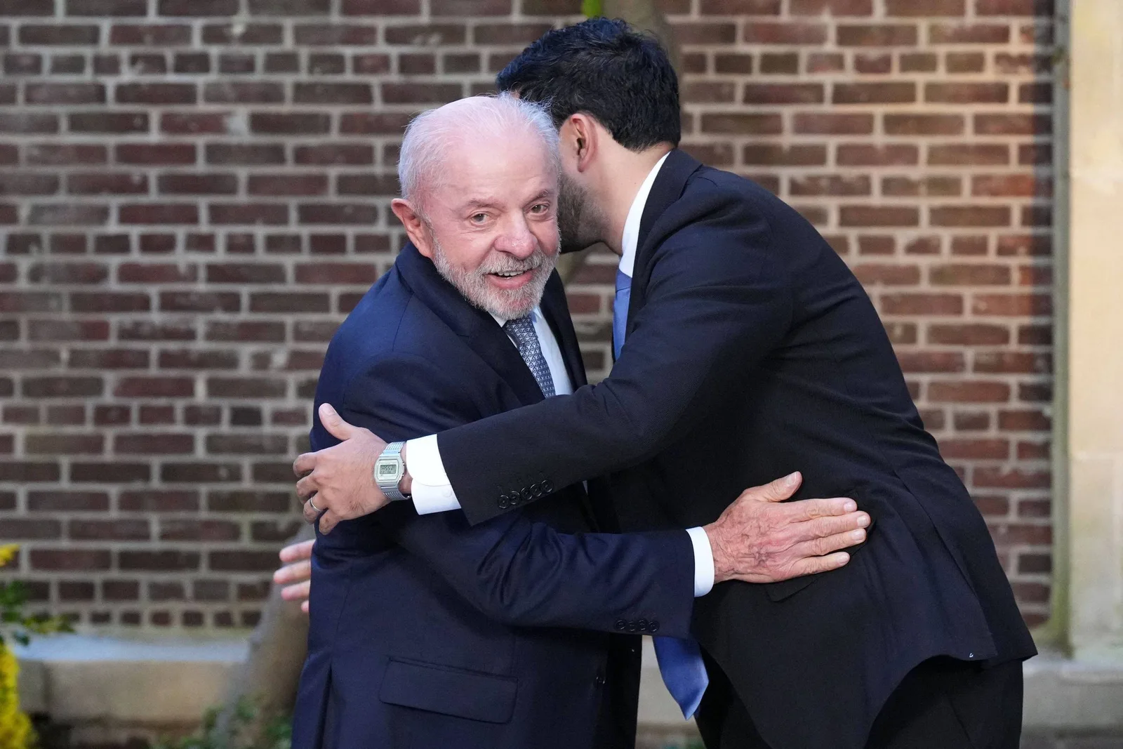 Lula mantém negociação, mas ameaça resposta comercial a tarifas dos EUA