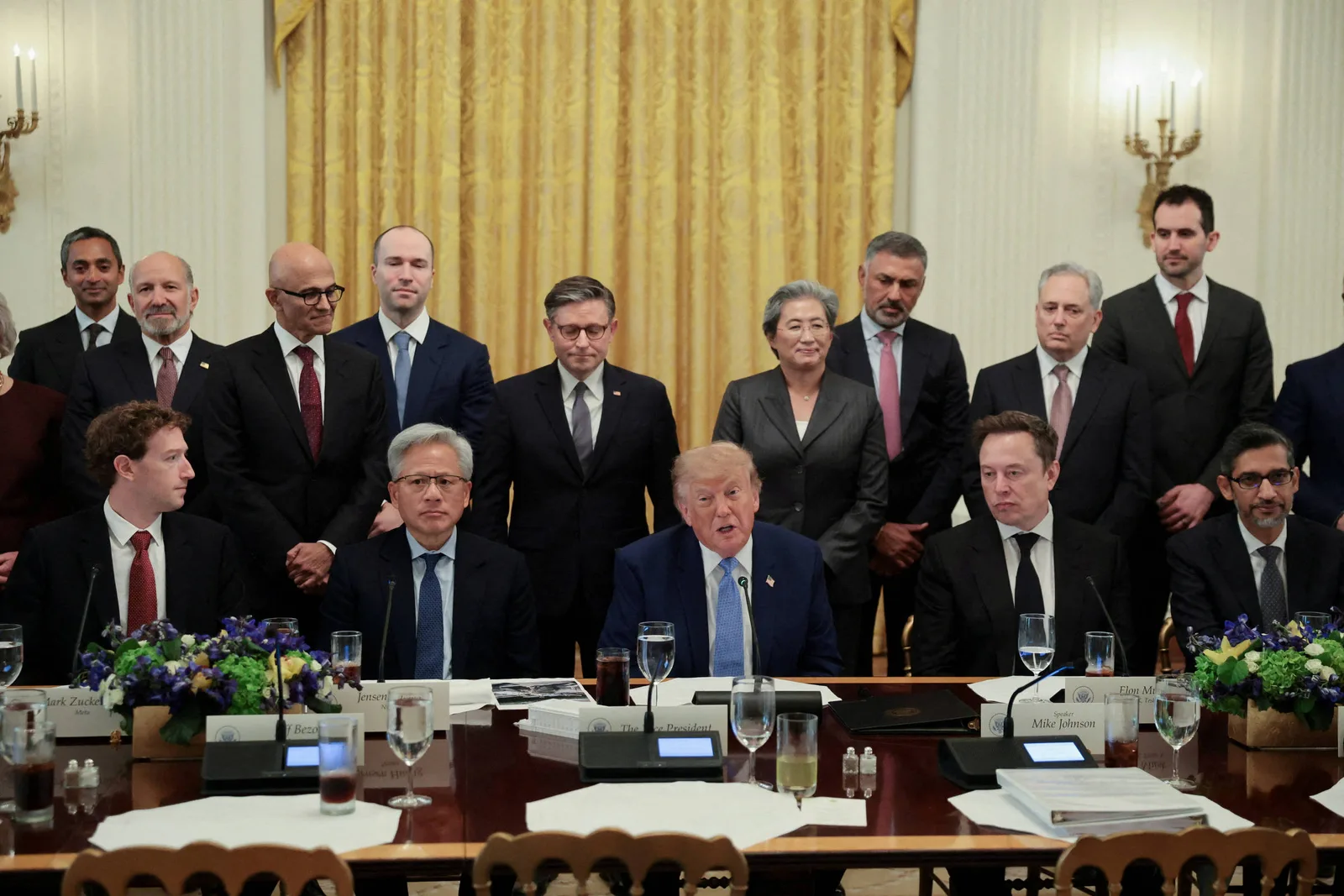 Trump rejeita novas leis para IA e defende pacto voluntário entre empresas