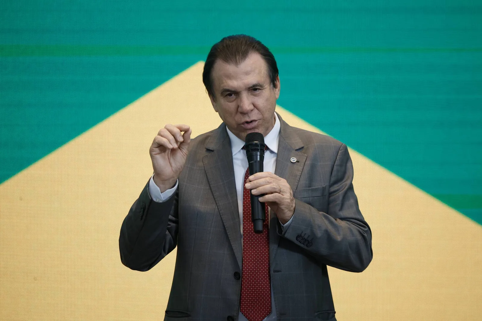 Marinho defende fim da escala 6x1 e cita redução de faltas com jornada 5x2