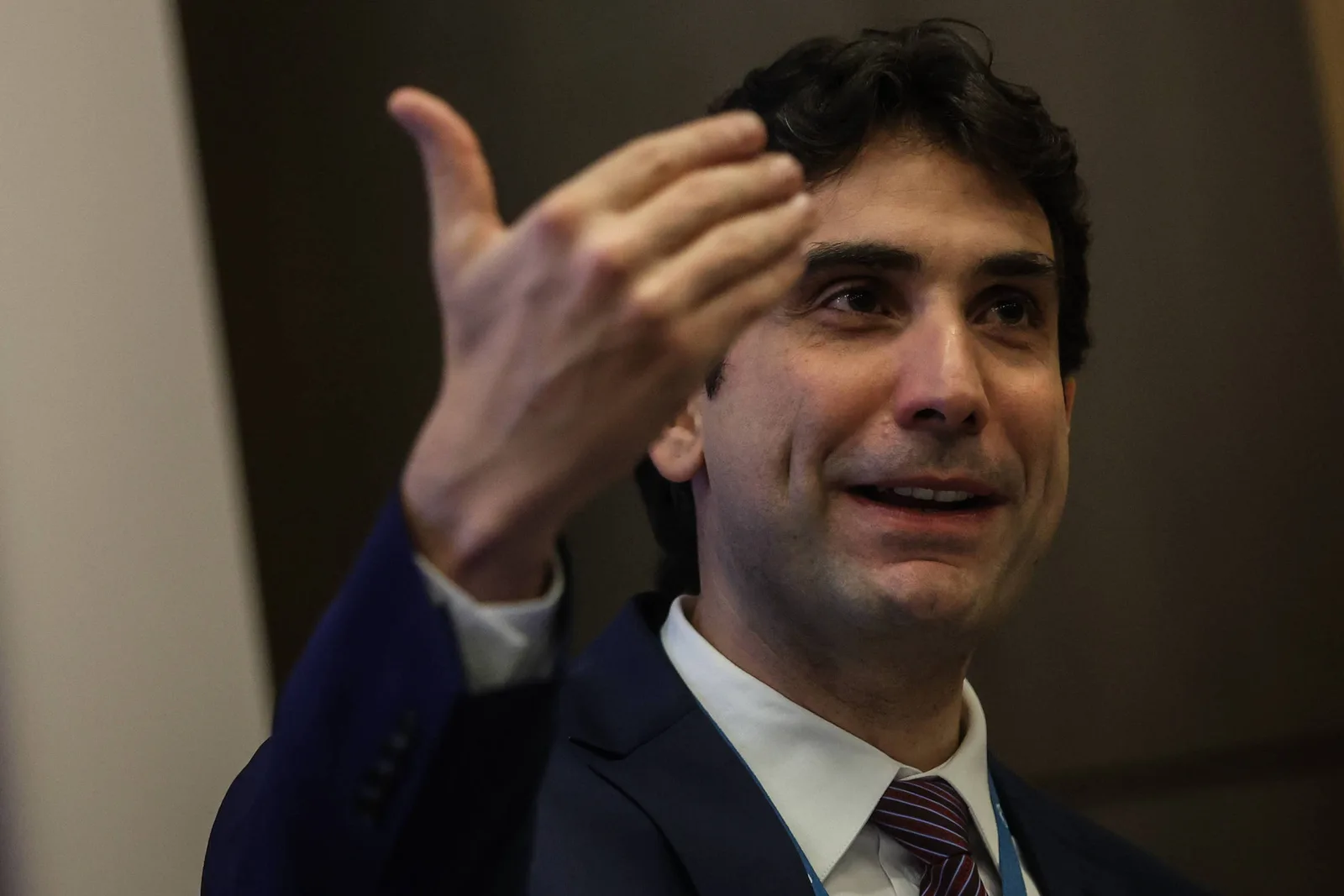 Copom reduz Selic para 13,75% e evita indicar próximos cortes