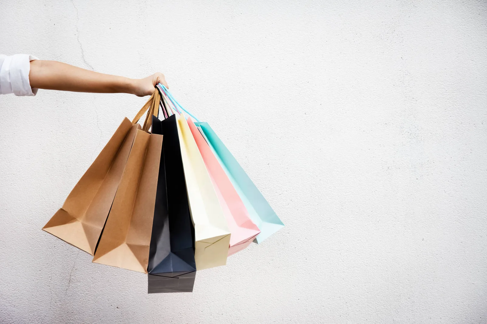 O que leva ao consumo de luxo e quando ele compromete o orçamento