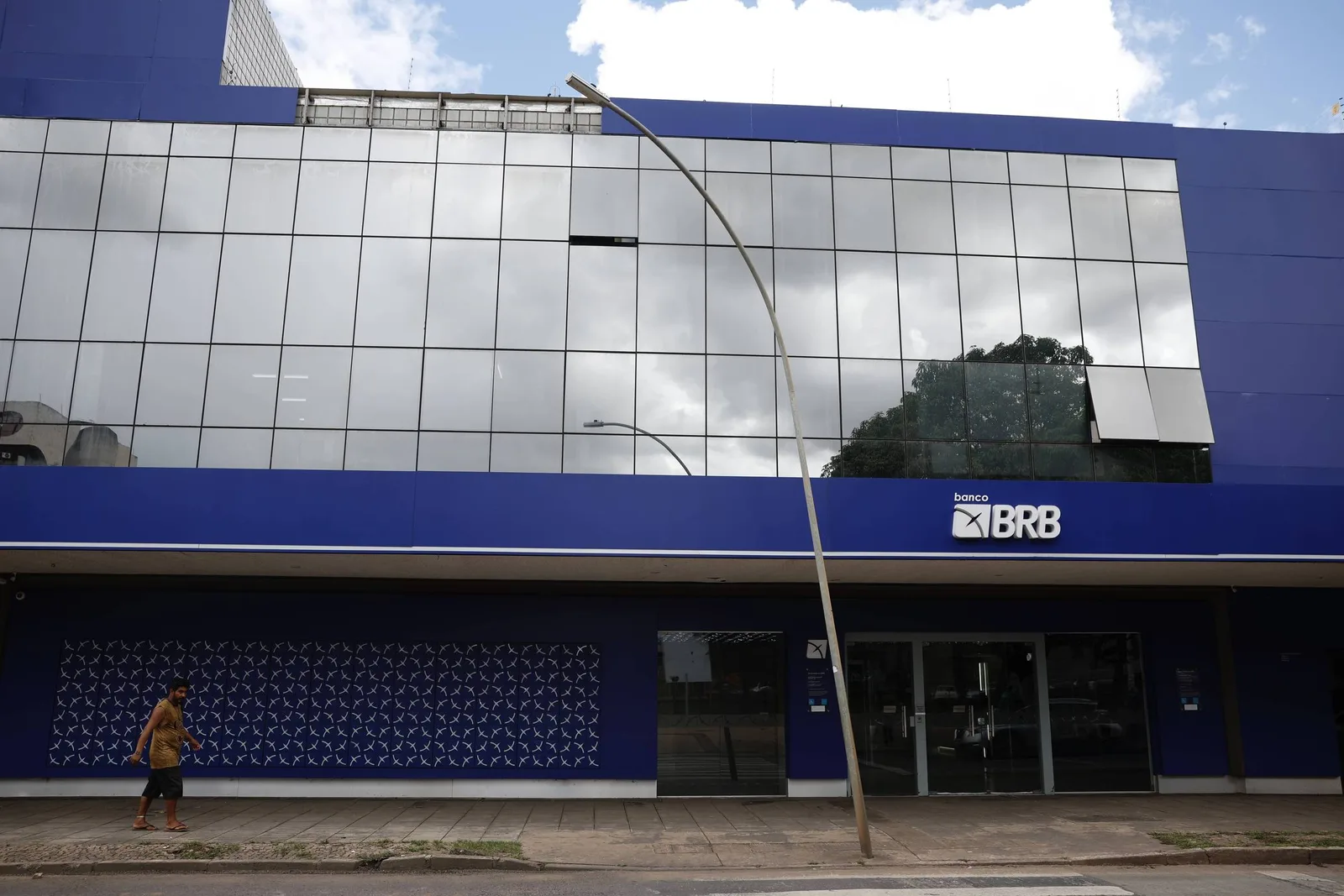 BRB afasta cinco empregados em investigação sobre operações com o Master