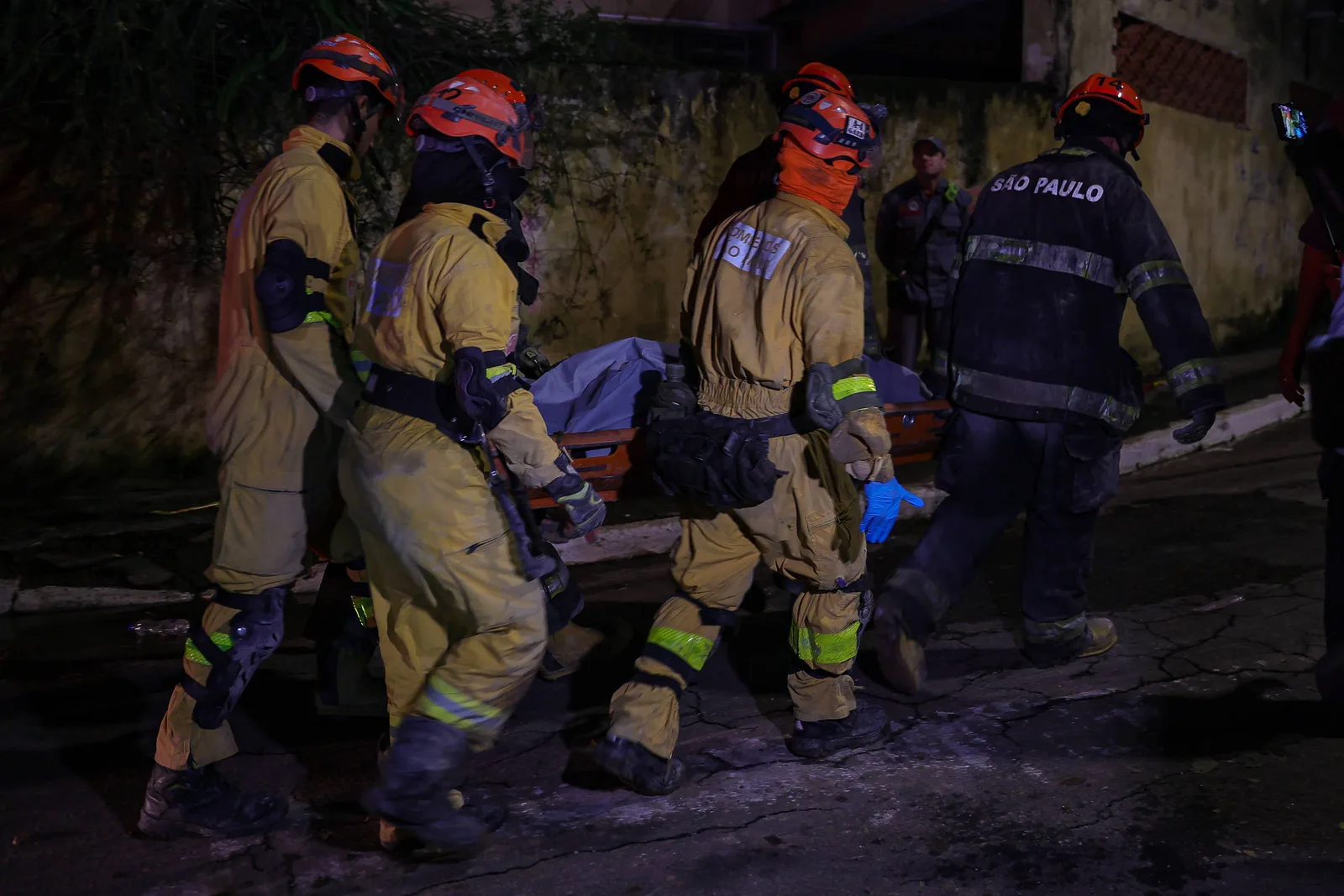 Busca após desabamento na Penha chega a cinco mortos e mantém uma pessoa desaparecida