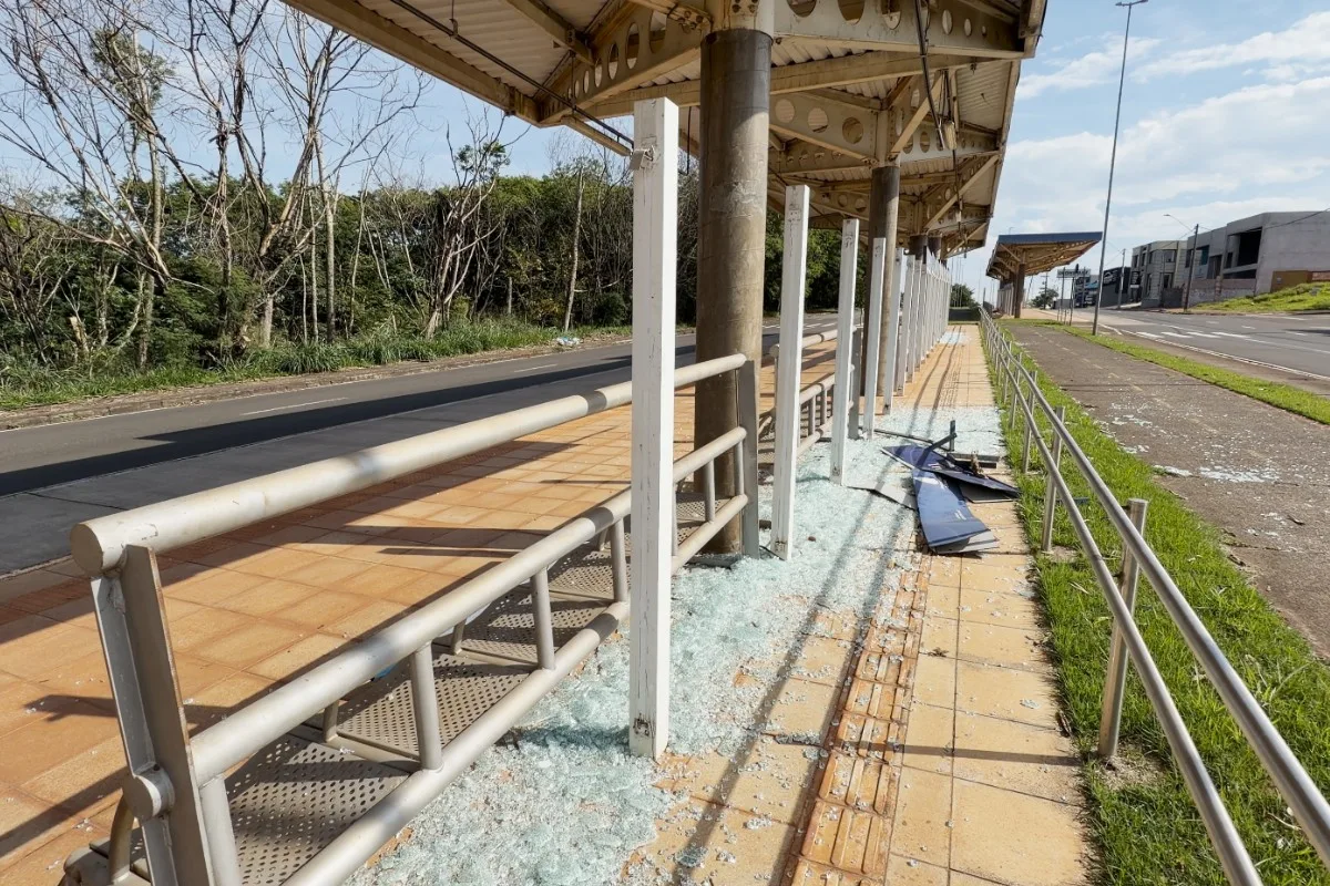 Abrigo de ônibus é danificado em avenida de Santa Bárbara d’Oeste