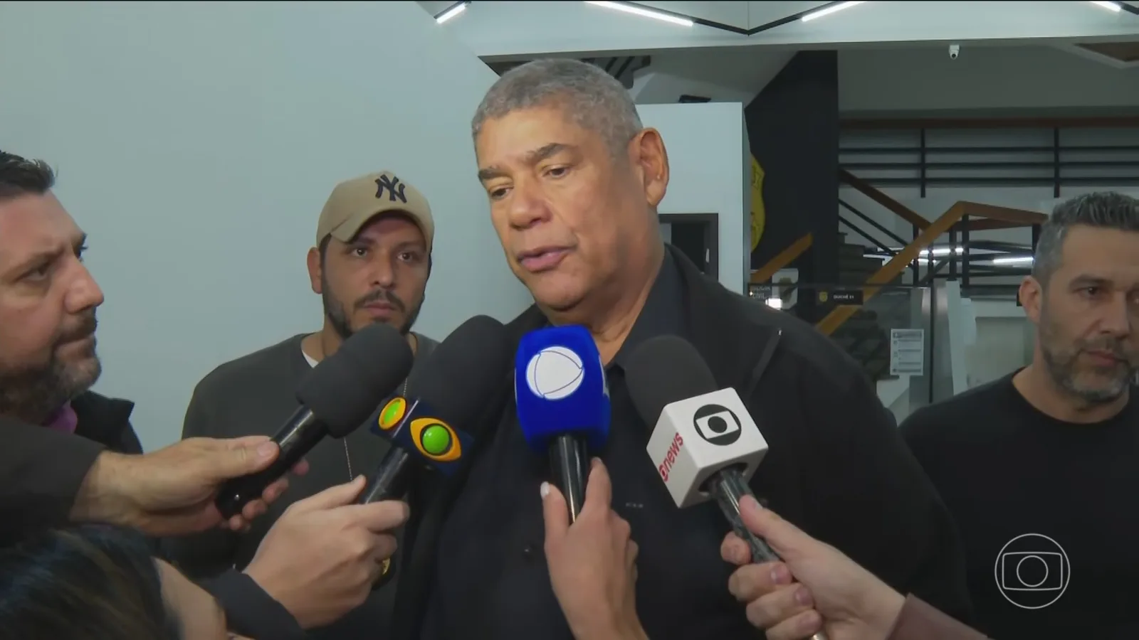 Milton Leite é levado a pronto-socorro após pedir atendimento médico