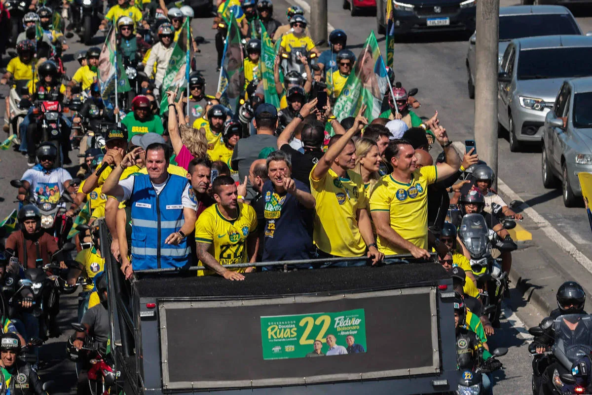 Flávio Bolsonaro chama Lula de “pai do Tigrinho” em ato no Rio