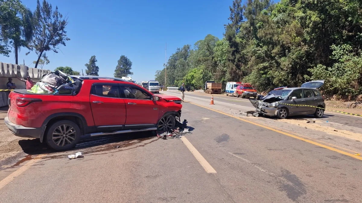Mulher morre após colisão frontal entre dois carros na BR-040, em Congonhas