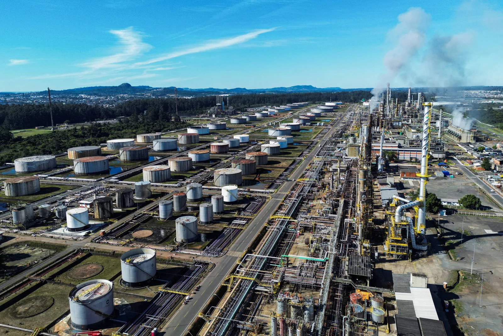 Governo reduz tributos e anuncia subsídio enquanto gasolina sobe para distribuidoras