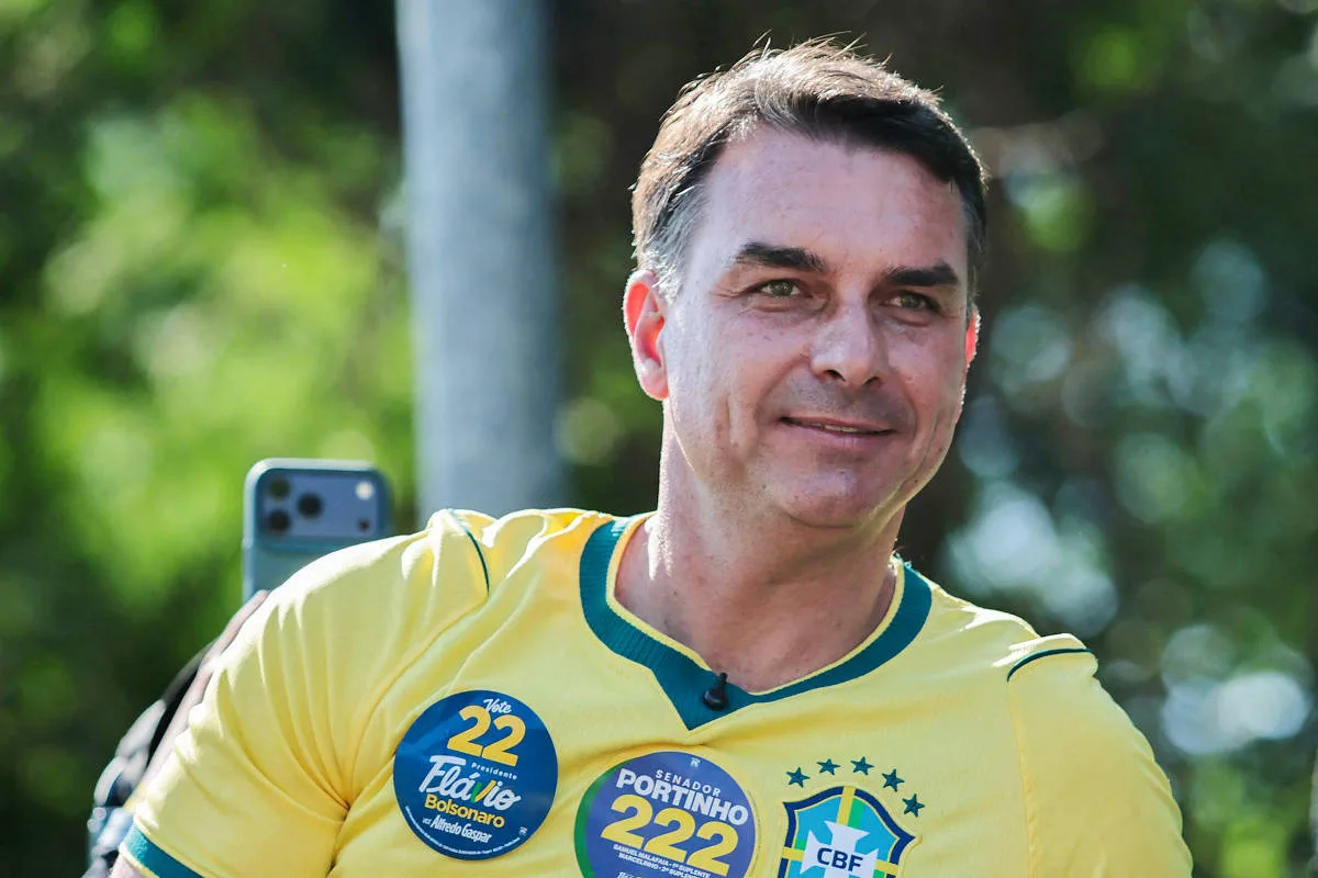 Flávio Bolsonaro recorre a Fux contra decisão de Dino sobre publicações