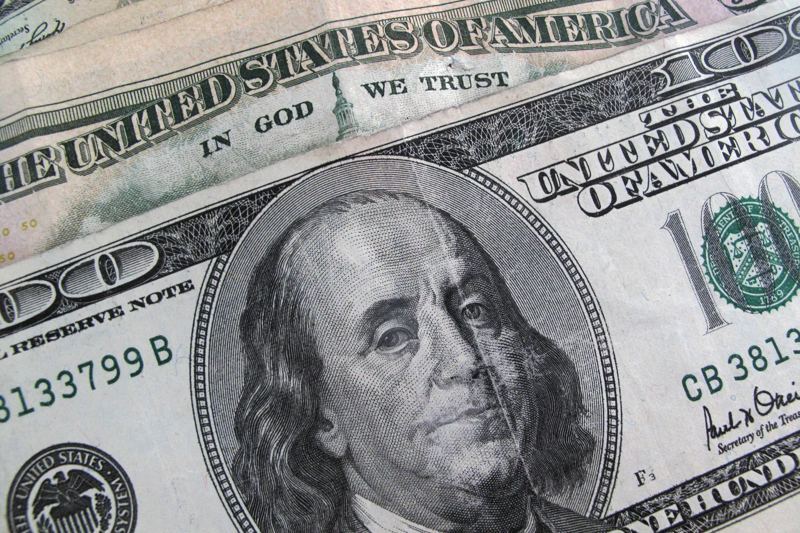 Dólar recua com pesquisas eleitorais e novas projeções do Focus