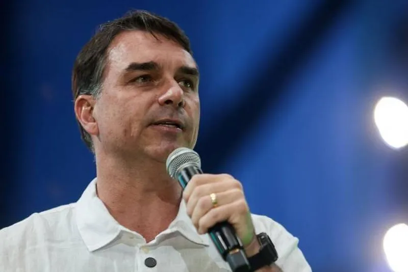 Flávio Bolsonaro associa campanha em Jaguariúna à volta do pai em 2027