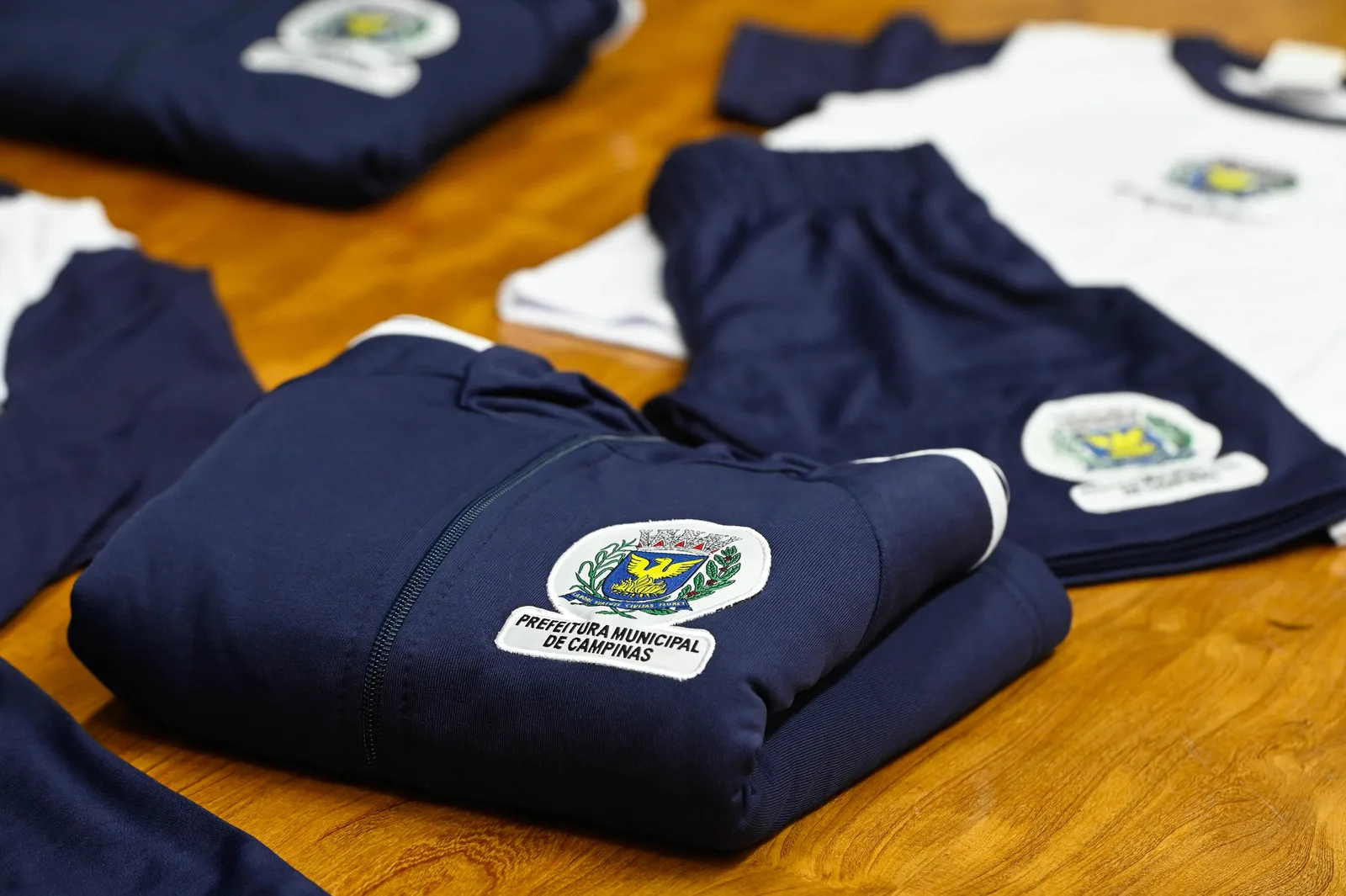 Campinas apura descarte de 409 uniformes às margens da Rodovia dos Bandeirantes