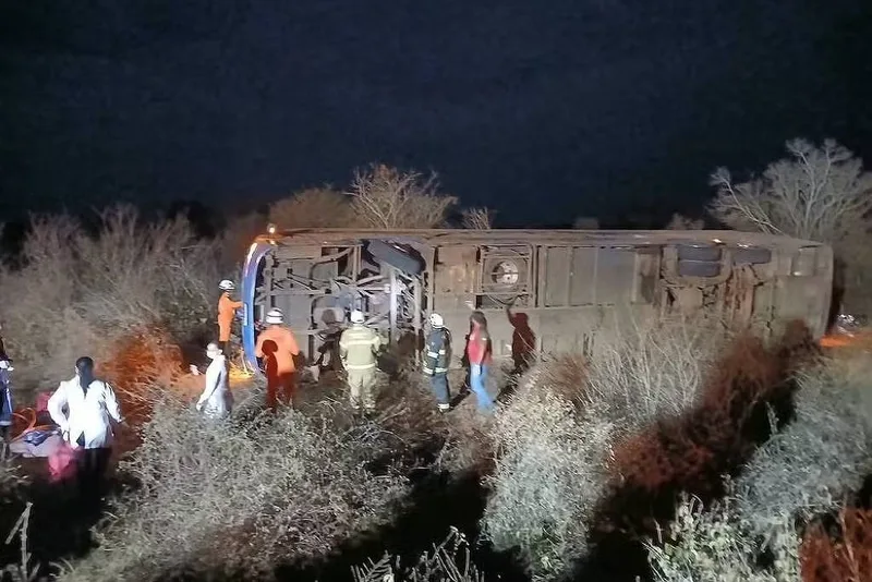 Acidente com ônibus na BR-122 deixa sete mortos na Bahia