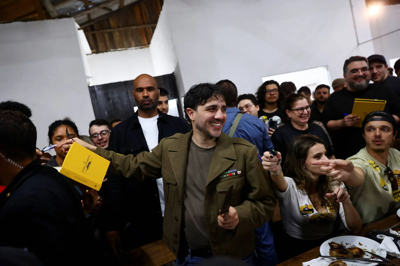 Economist apoia Renan Santos e critica opções entre Lula e Flávio Bolsonaro