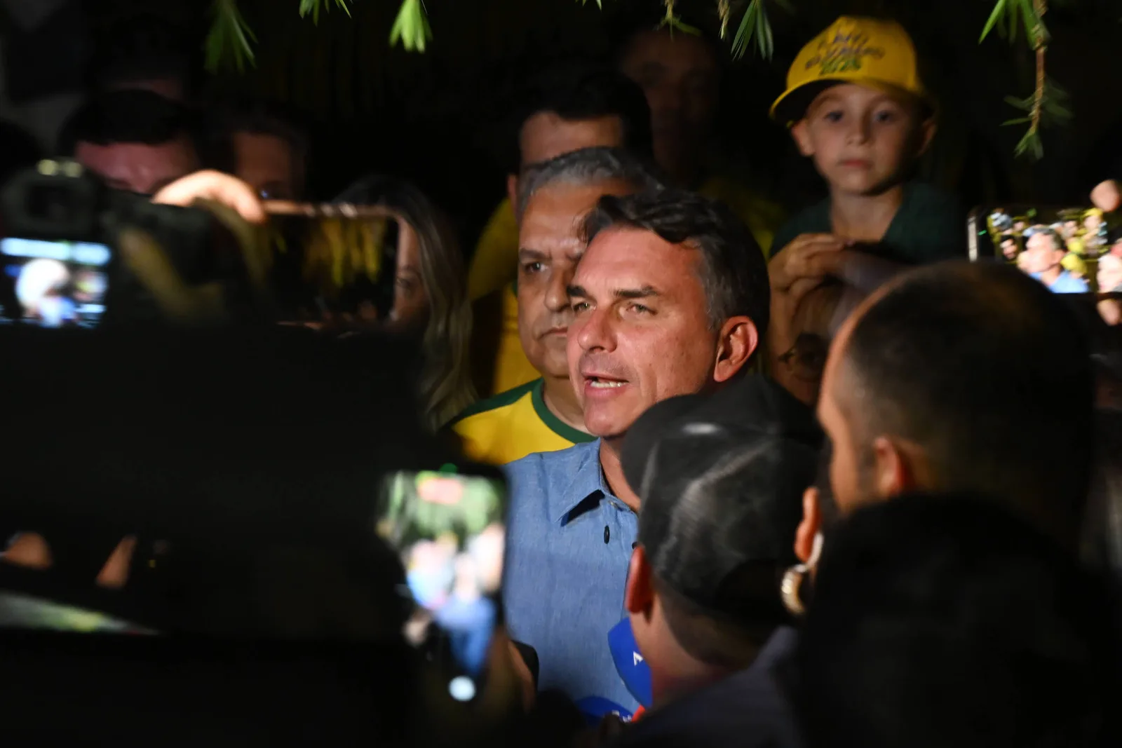 Flávio Bolsonaro tenta fechar apoio do Republicanos no segundo turno