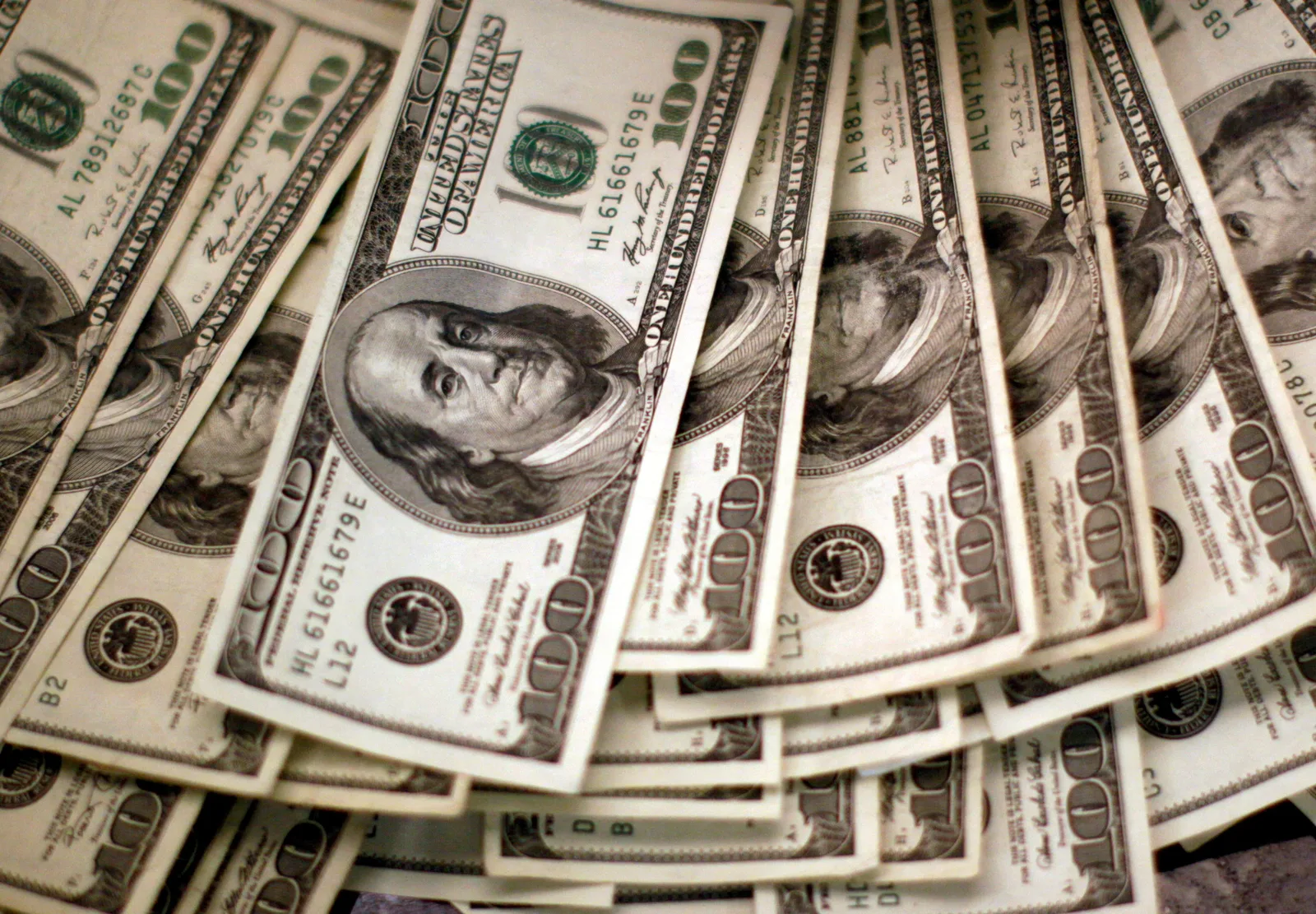 Petróleo sobe com tensão no Oriente Médio e bolsas fecham em baixa