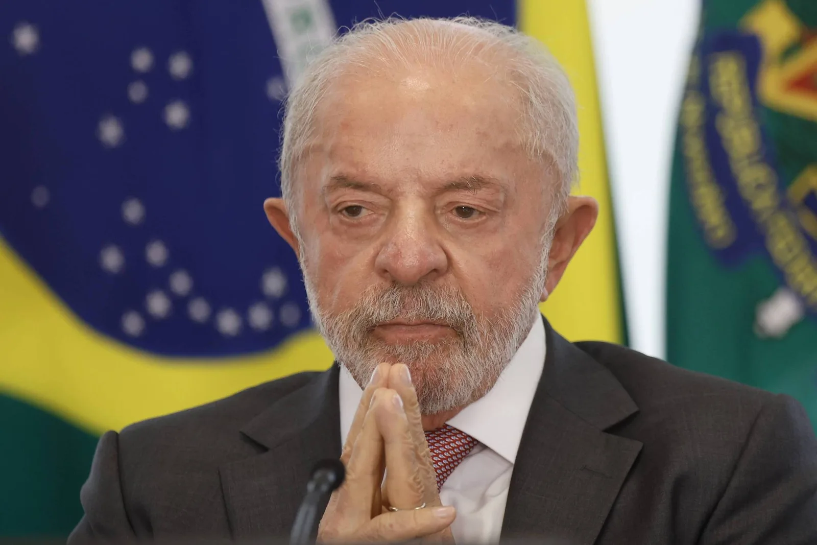Van identificada com o MEC leva jovens após gravação para campanha de Lula