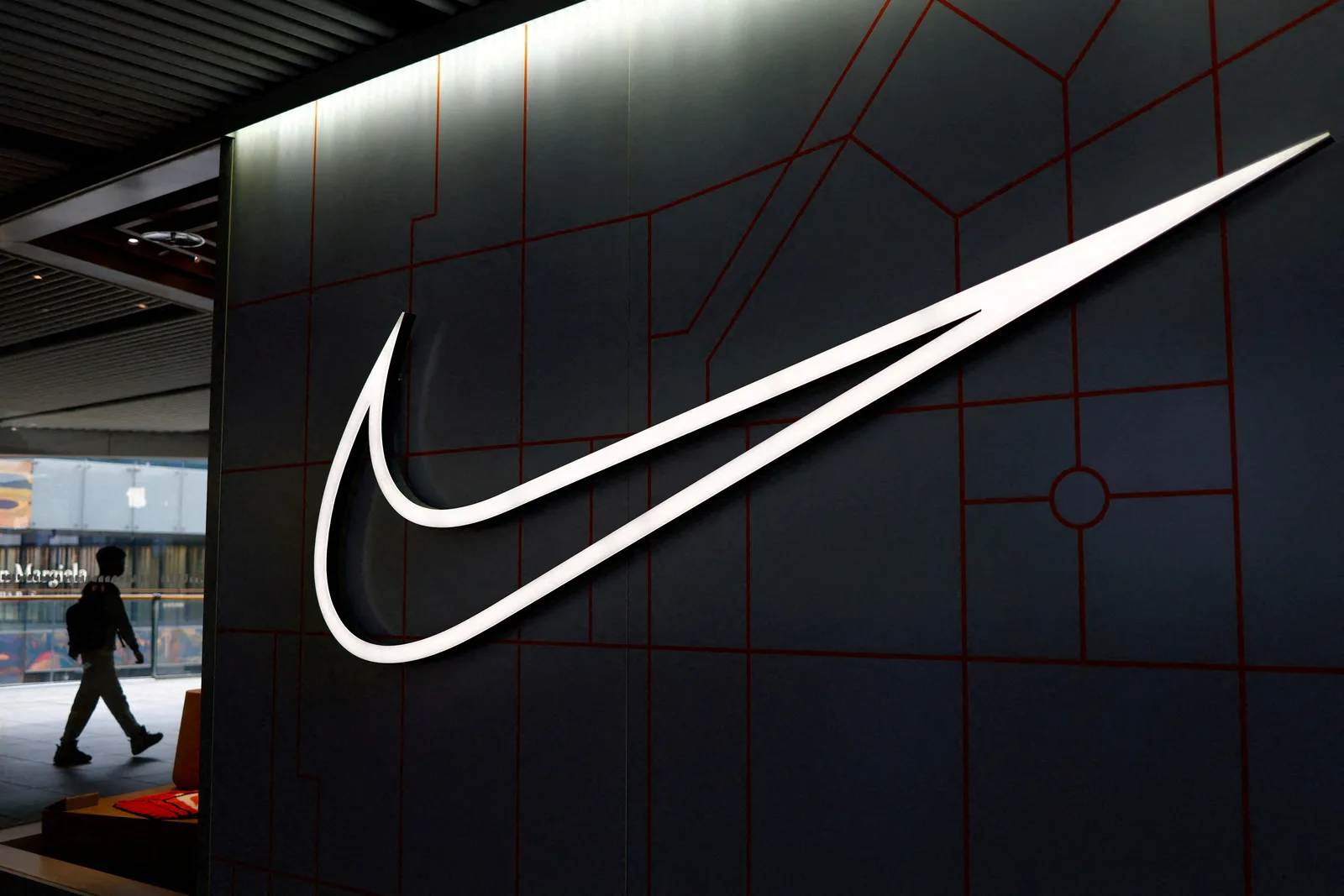 Nike anuncia novos cortes e prevê queda de receita no ano fiscal de 2027