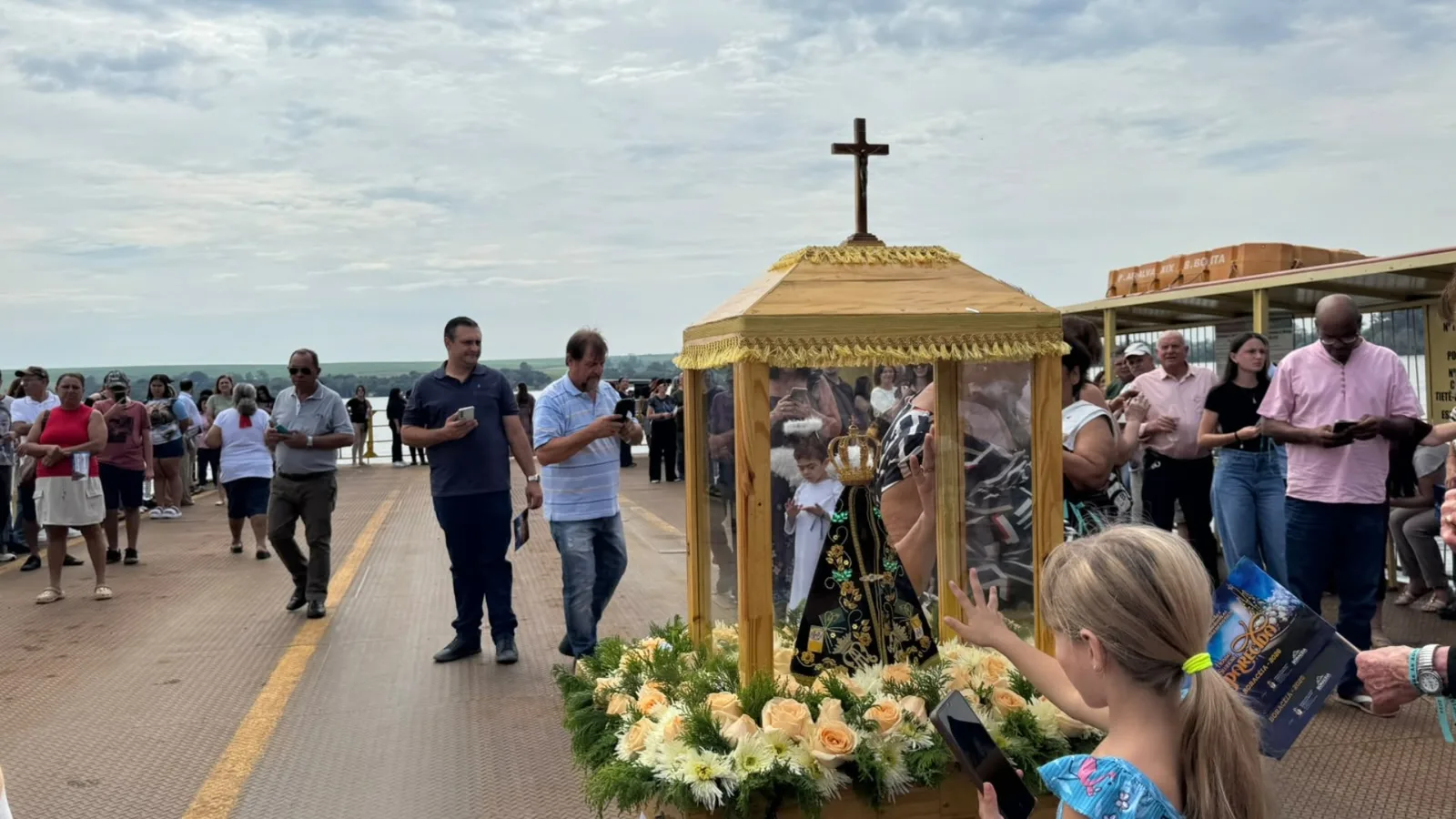 Procissão fluvial reúne fiéis no Tietê em homenagem a Nossa Senhora Aparecida